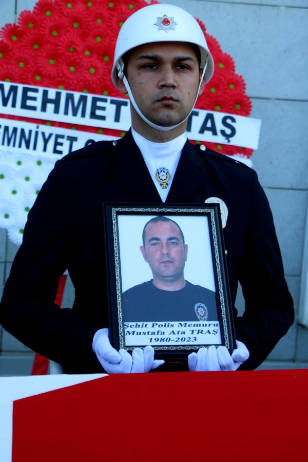 kazada-sehit-olan-polis-memuru-mustafa-ata-tras-topraga-verildi-002.jpg