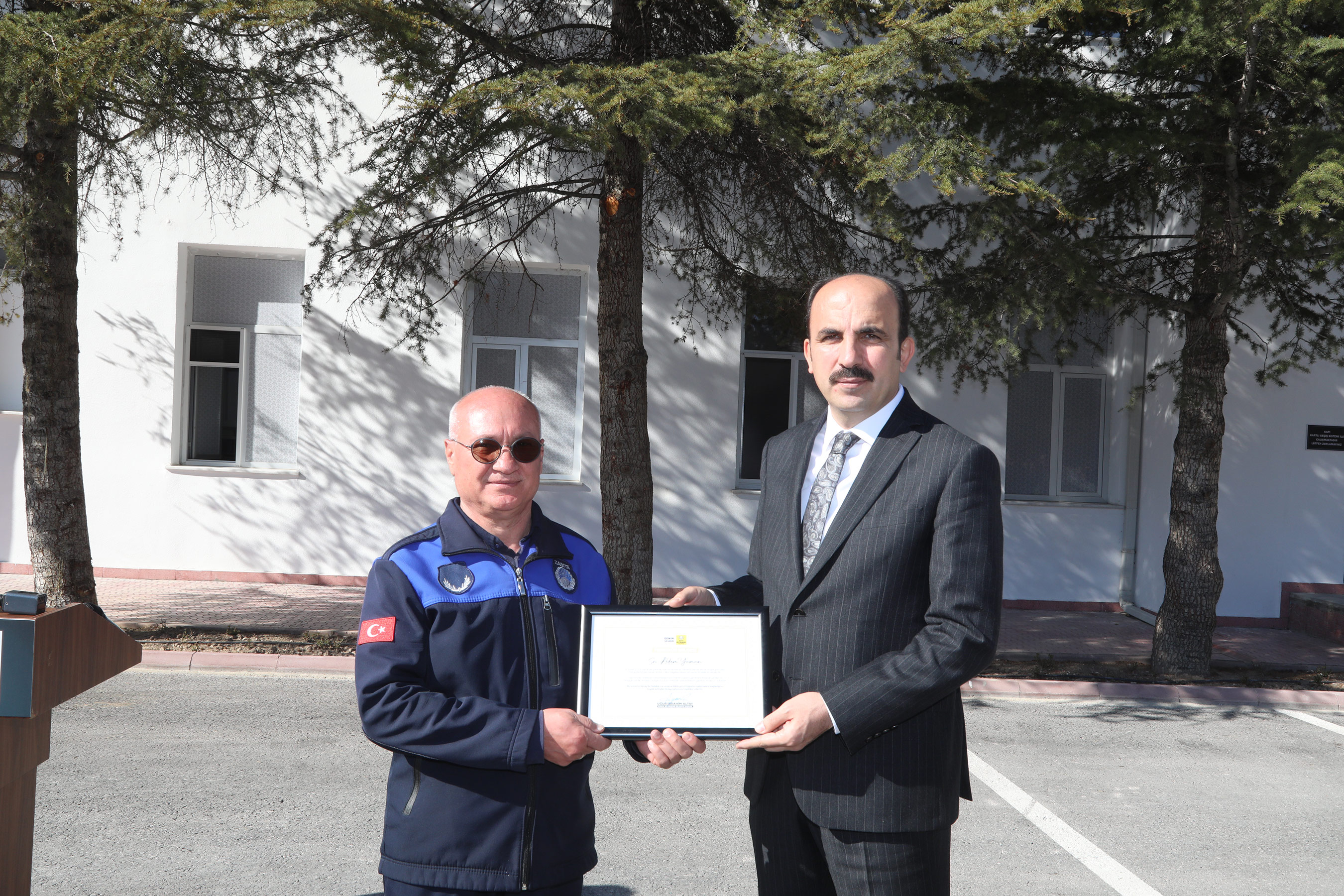 baskan-altay-hataydan-donen-personeline-tesekkur-belgesi-verdi-002.jpg