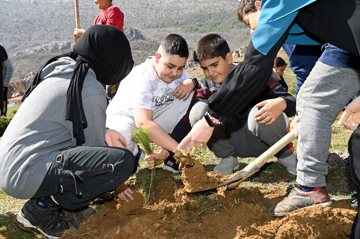 konyada-ogrenciler-orman-haftasi-etkinliklerinde-fidan-dikti.jpg