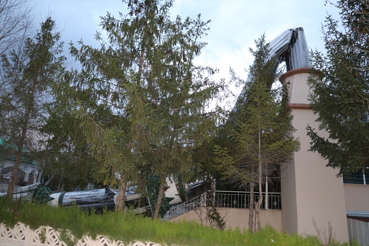 erzincanda-siddetli-firtina-cami-minaresini-devirdi-catilarda-hasar-olusturdu-3.jpg