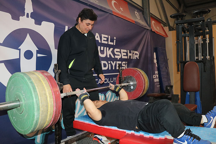 engelli-halterci-agirliginin-3-katindan-fazlasini-kaldirarak-dunya-sampiyonasina-hazirlaniyor-001.jpg