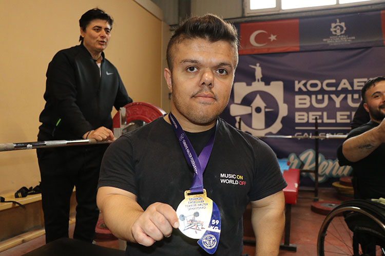 engelli-halterci-agirliginin-3-katindan-fazlasini-kaldirarak-dunya-sampiyonasina-hazirlaniyor-002.jpg
