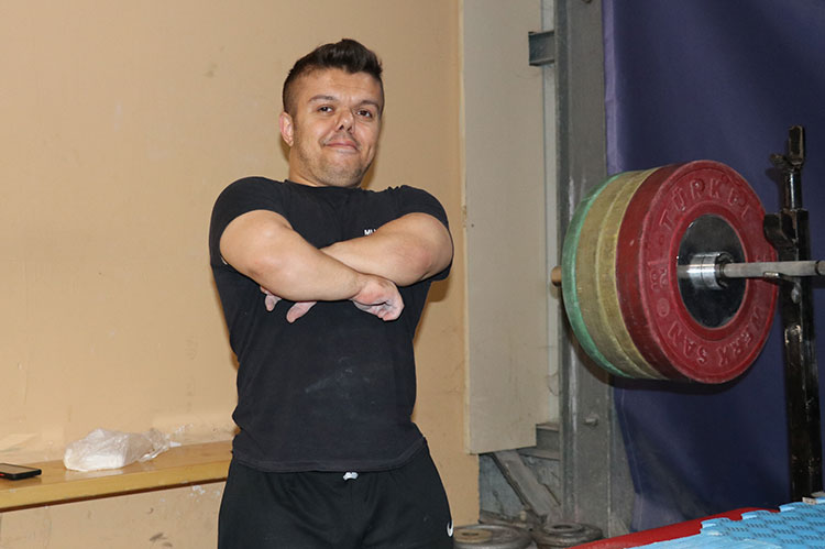engelli-halterci-agirliginin-3-katindan-fazlasini-kaldirarak-dunya-sampiyonasina-hazirlaniyor.jpg