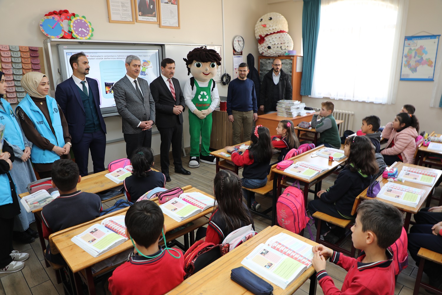 karatay-belediyesi-ilkokul-ogrencilerine-sifir-atik-egitim-seti-hediye-etti-003.jpg