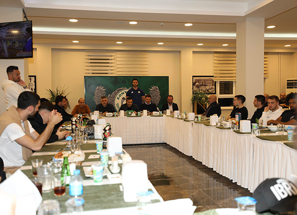 konyaspor-yonetimi-ve-futbolculari-iftarda-bir-araya-geldi-002.jpg