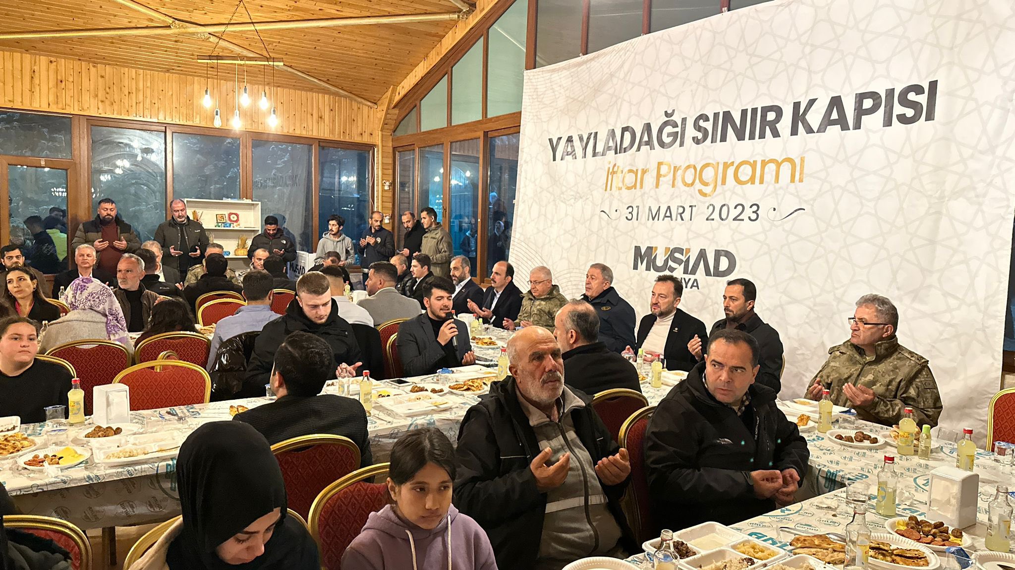 bakan-akar-yayladaginda-depremzedelerle-iftar-yapti-konya-ekibi-de-eslik-etti.jpg
