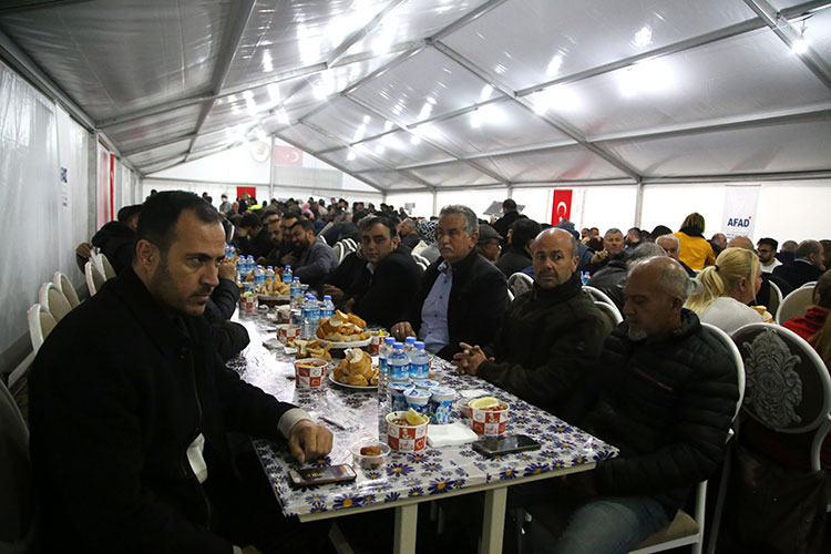 icisleri-bakani-soylu-hatayda-depremzedelerle-iftarda-bulustu-001.jpg