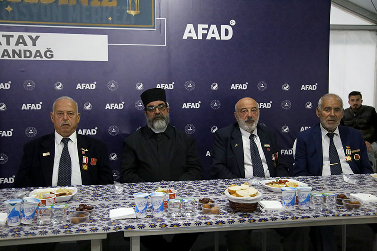 icisleri-bakani-soylu-hatayda-depremzedelerle-iftarda-bulustu-002.jpg