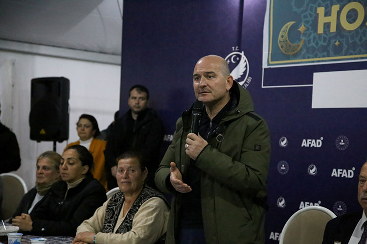 icisleri-bakani-soylu-hatayda-depremzedelerle-iftarda-bulustu.jpg