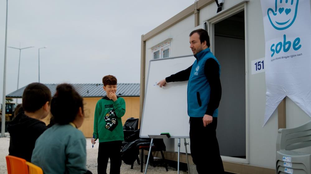 sobe-konya-ve-hataydaki-depremzede-otizmli-cocuklara-egitim-veriyor.jpg