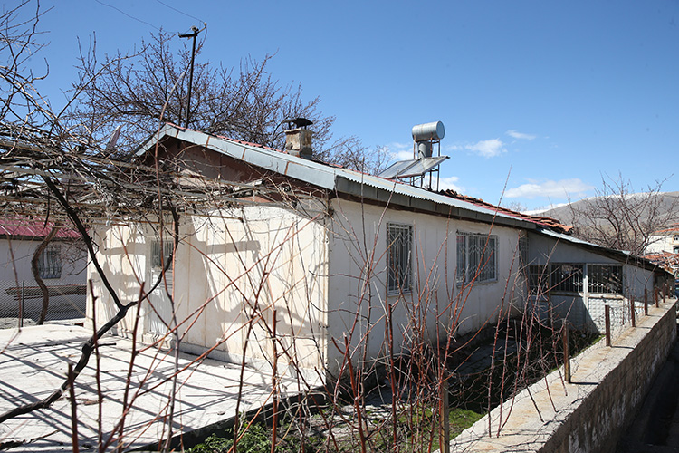 yapi-stokunun-yuzde-75ini-kaybeden-mahallede-afet-konutlari-depremde-ayakta-kaldi.jpg