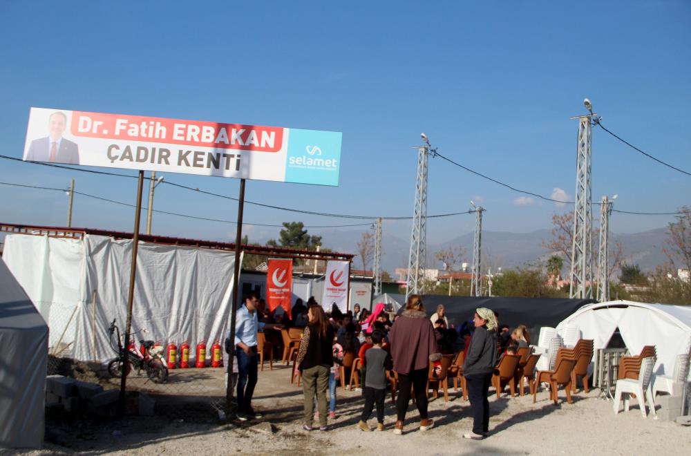 fatih-erbakan-konya-ekibinin-kurdugu-cadirda-depremzedelerle-bir-araya-geldi-002.jpg