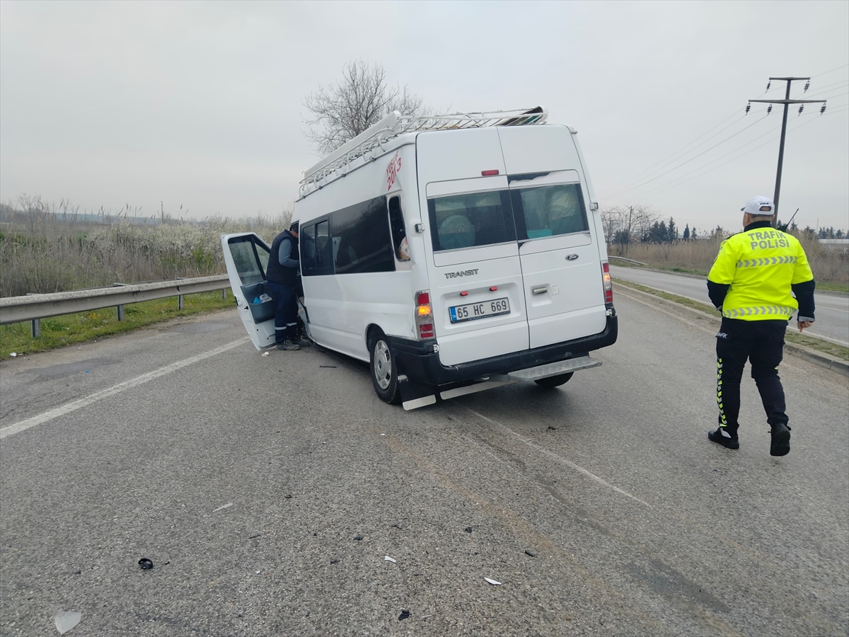 hafif-ticari-arac-servis-minibusuyle-carpisti-3-kisi-yaralandi.jpg