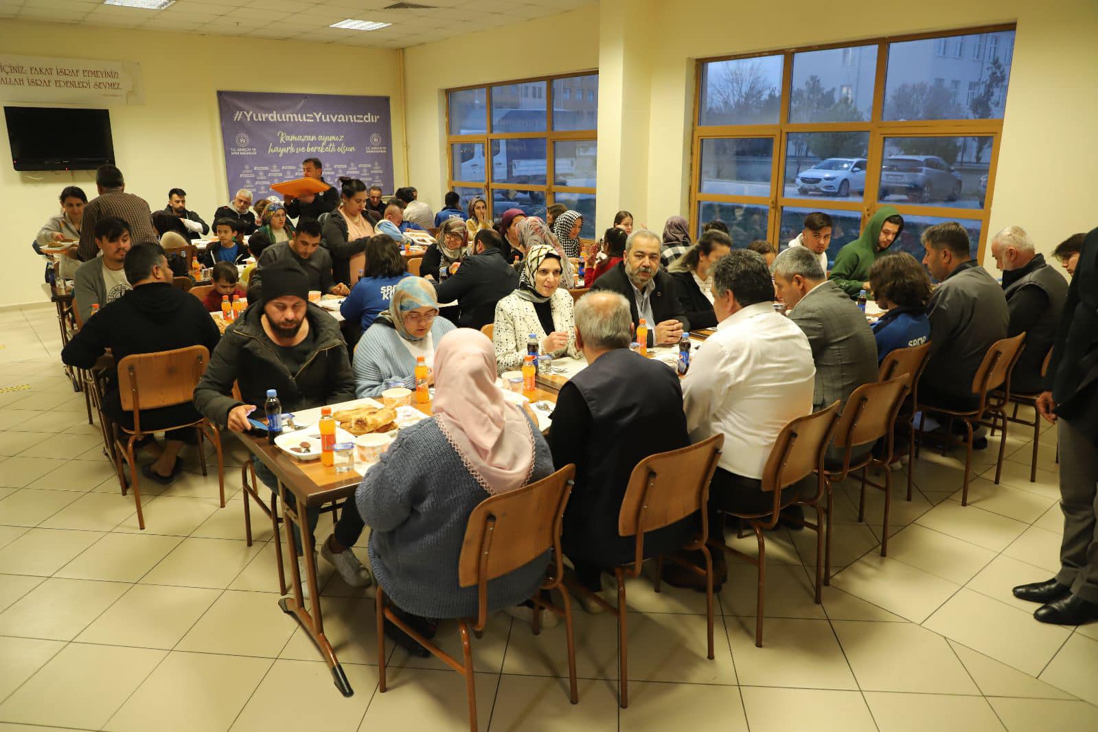baskan-kale-cihanbeylide-misafir-edilen-depremzedelerle-iftar-yapti-003.jpg