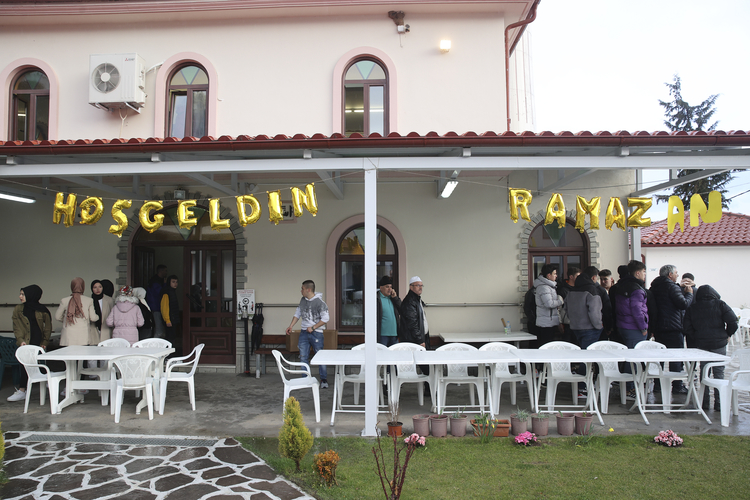bati-trakya-turkleri-ramazanda-toplu-iftar-gelenegini-yasatiyor-001.jpg