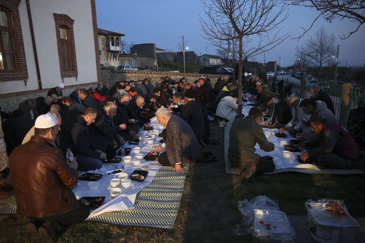 bati-trakya-turkleri-ramazanda-toplu-iftar-gelenegini-yasatiyor.jpg
