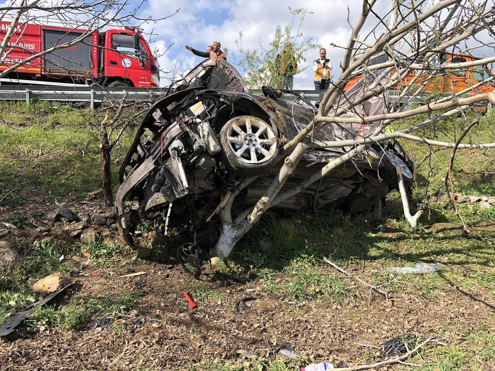 2-saat-once-aldiklari-otomobille-kaza-yaptilar-1i-agir-2-yarali-001.jpg