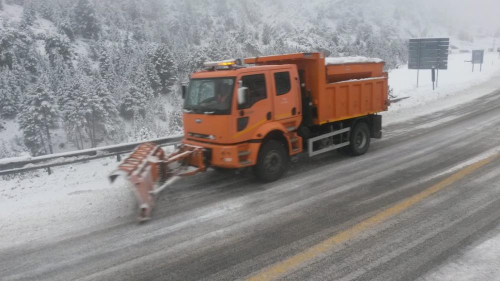 konyada-bu-yolu-kullanacaklar-dikkat-kar-kalinligi-25-santimetreye-ulasti-001.jpg