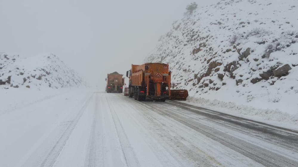 konyada-bu-yolu-kullanacaklar-dikkat-kar-kalinligi-25-santimetreye-ulasti-005.jpg