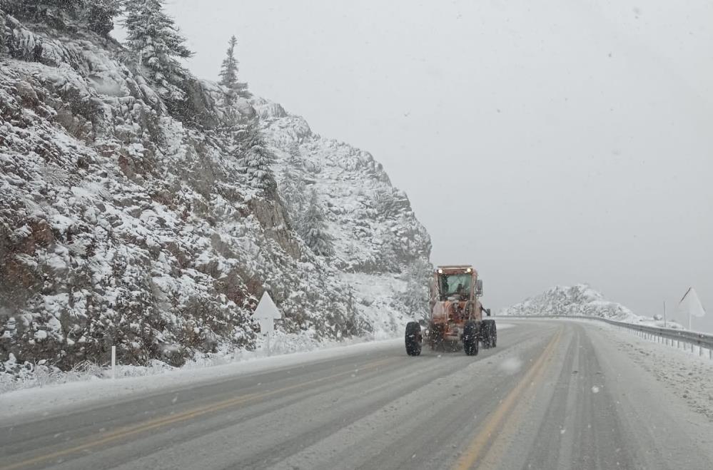 konyada-bu-yolu-kullanacaklar-dikkat-kar-kalinligi-25-santimetreye-ulasti.jpg