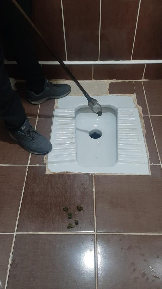 konyada-zehir-tacirleri-uyusturucuyu-tuvaletin-gider-borusuna-gizlemis-001.jpg