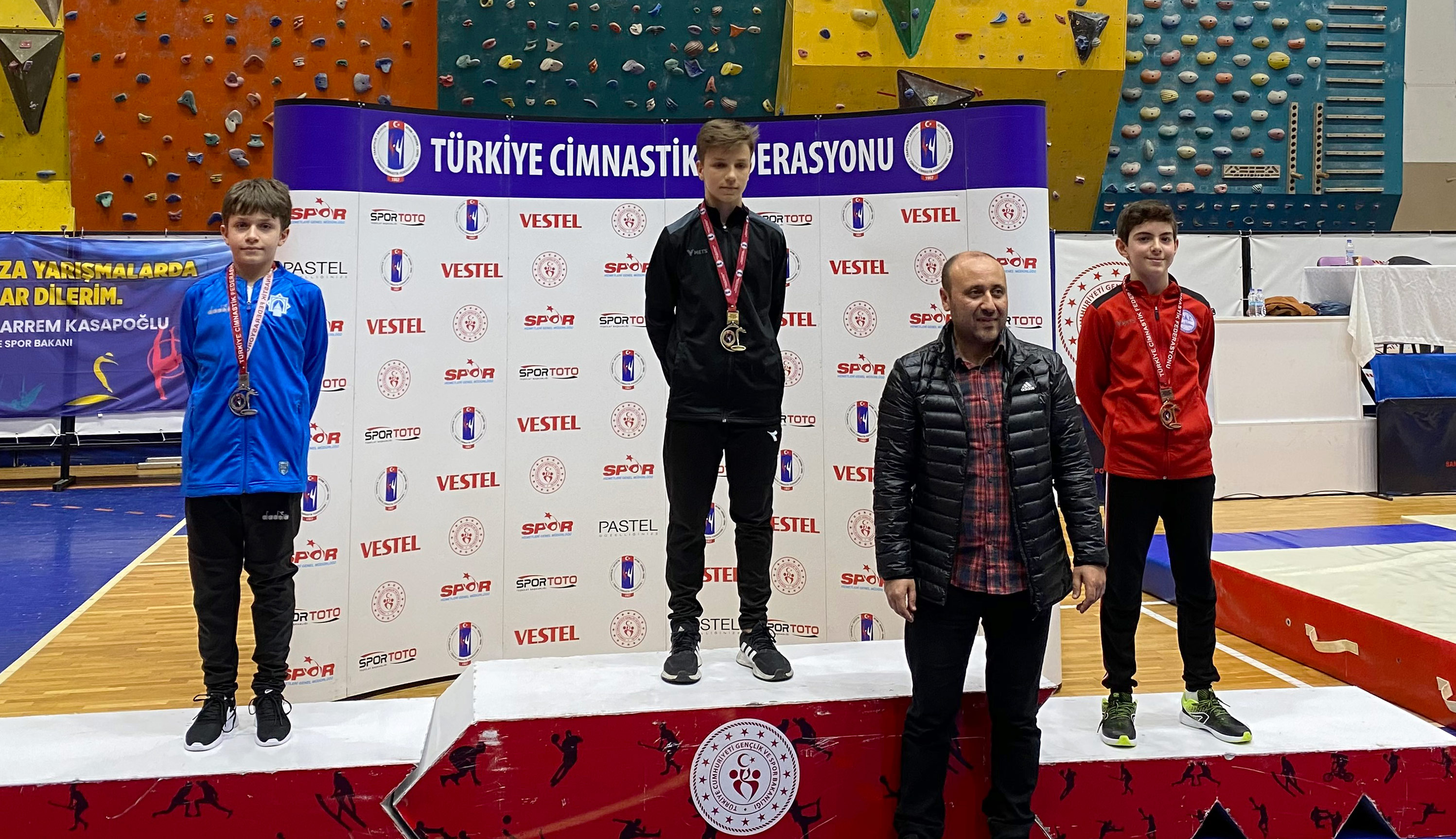 karatayin-trampolin-cimnastik-takimi-turkiye-birincisi-oldu-002.jpg