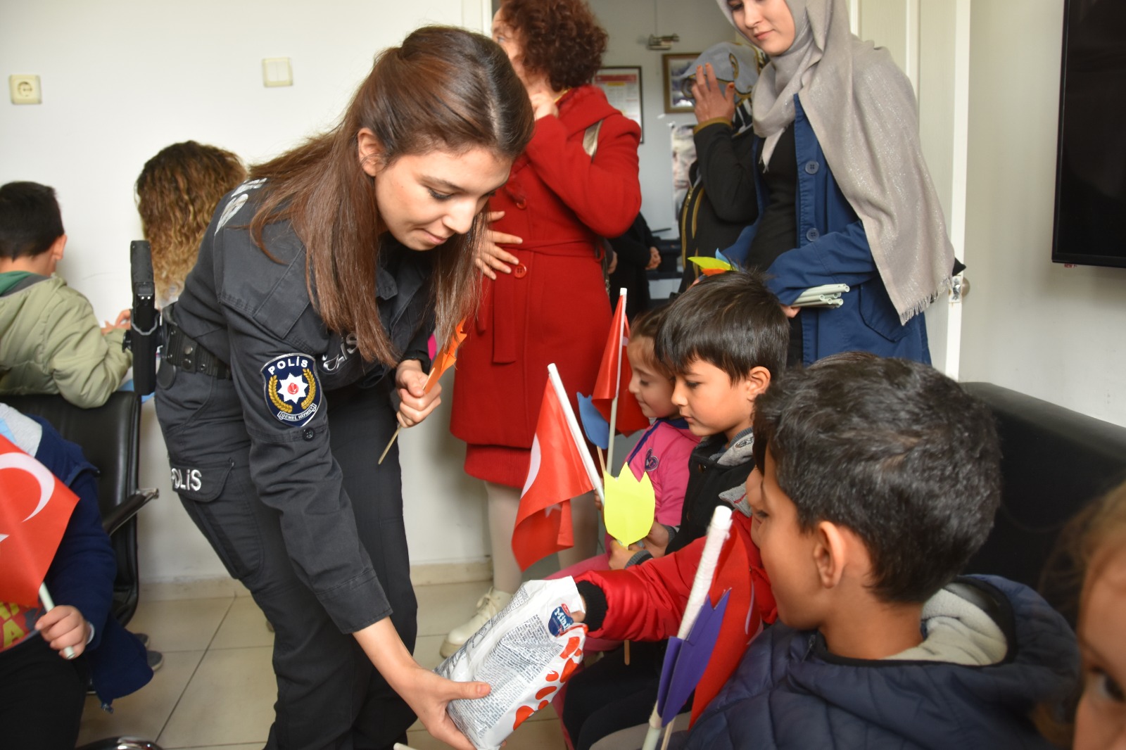 konyada-minik-ogrencilerden-polis-haftasi-ziyareti-001.jpeg