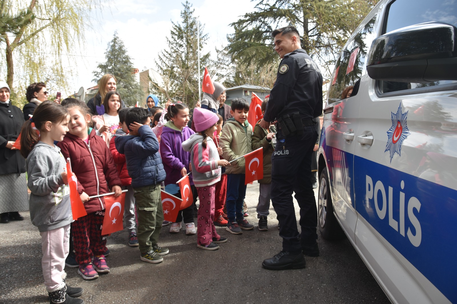 konyada-minik-ogrencilerden-polis-haftasi-ziyareti-002.jpeg