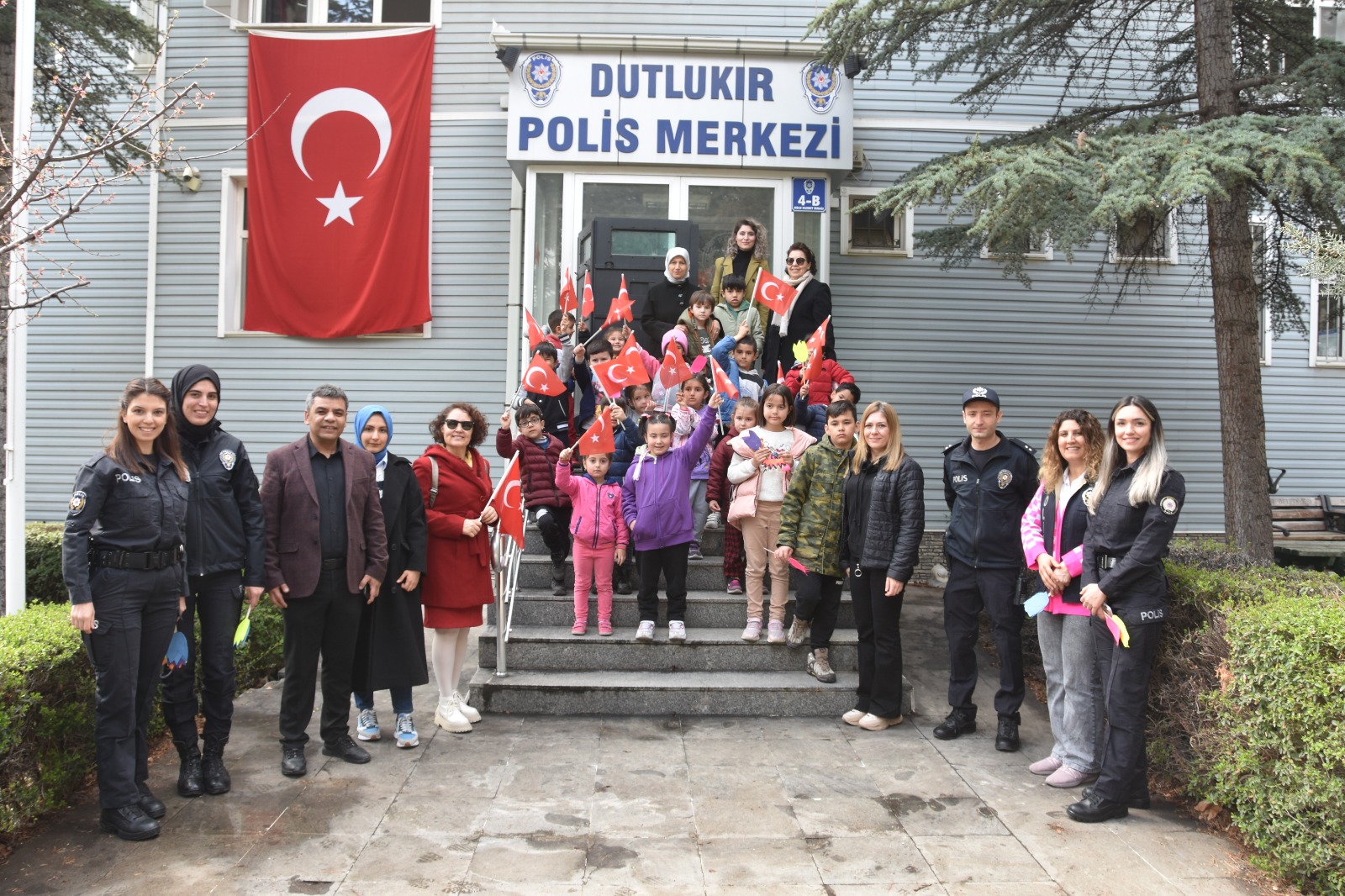 konyada-minik-ogrencilerden-polis-haftasi-ziyareti-003.jpeg