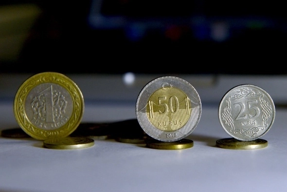 madeni-paralar-degisiyor-hafif-1-lira-ve-50-kuruslar-piyasaya-suruldu.webp