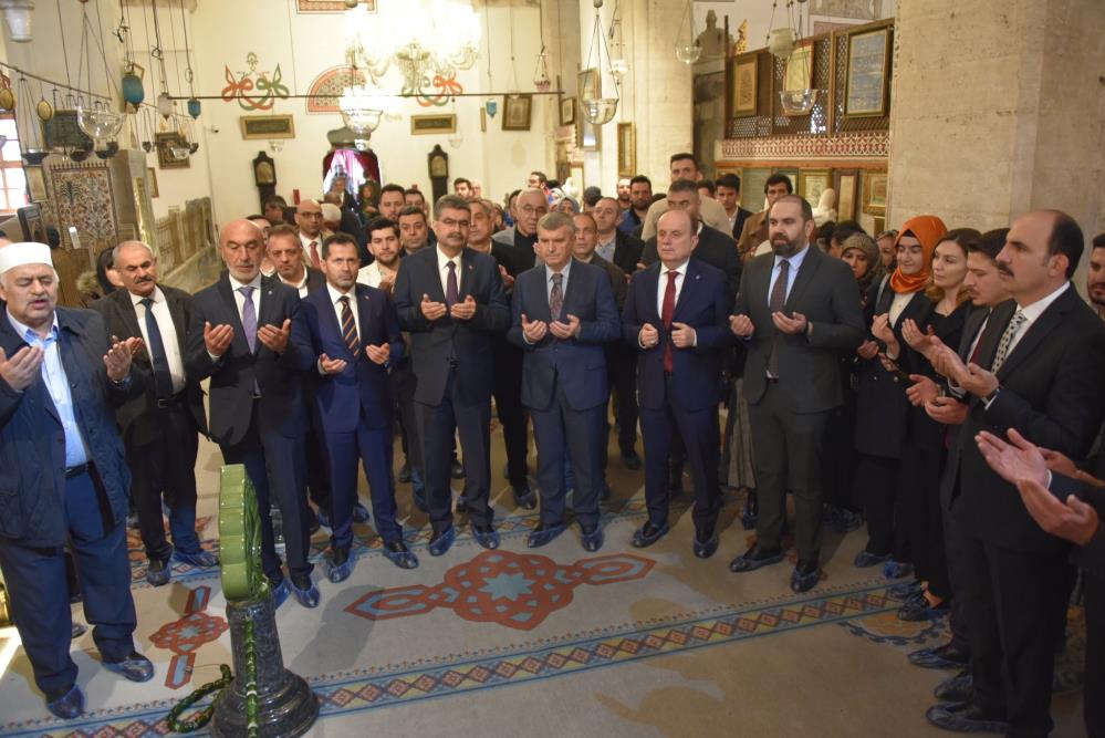ak-parti-konya-milletvekili-adaylari-mevlana-muzesinde-dua-etti-003.jpg