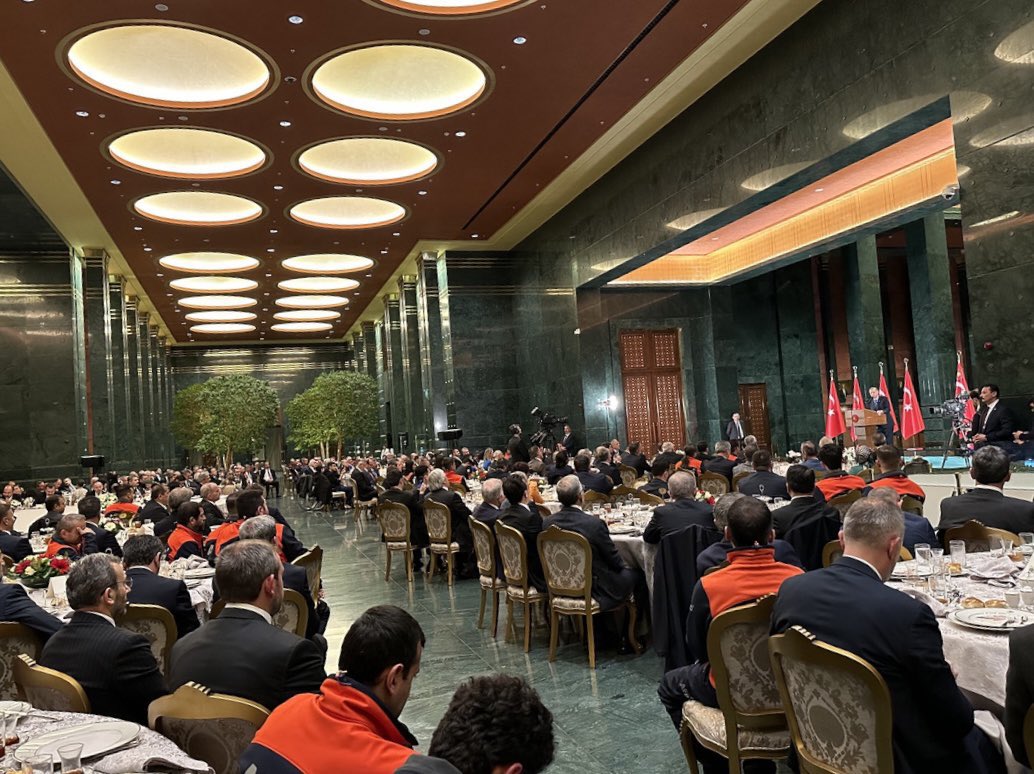 cumhurbaskani-erdogan-deprem-bolgesinde-gorev-yapan-ekiplerle-iftarda-buulustu.jpeg