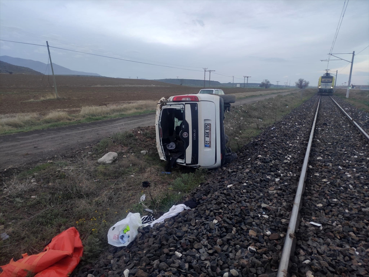 hafif-ticari-arac-tren-yoluna-devrildi-001.jpg