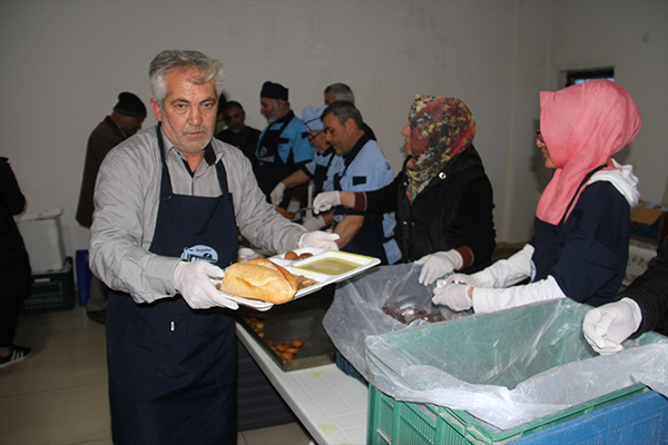 konyada-her-gun-bin-kisiye-iftar-yemegi-veriliyor-001.jpg