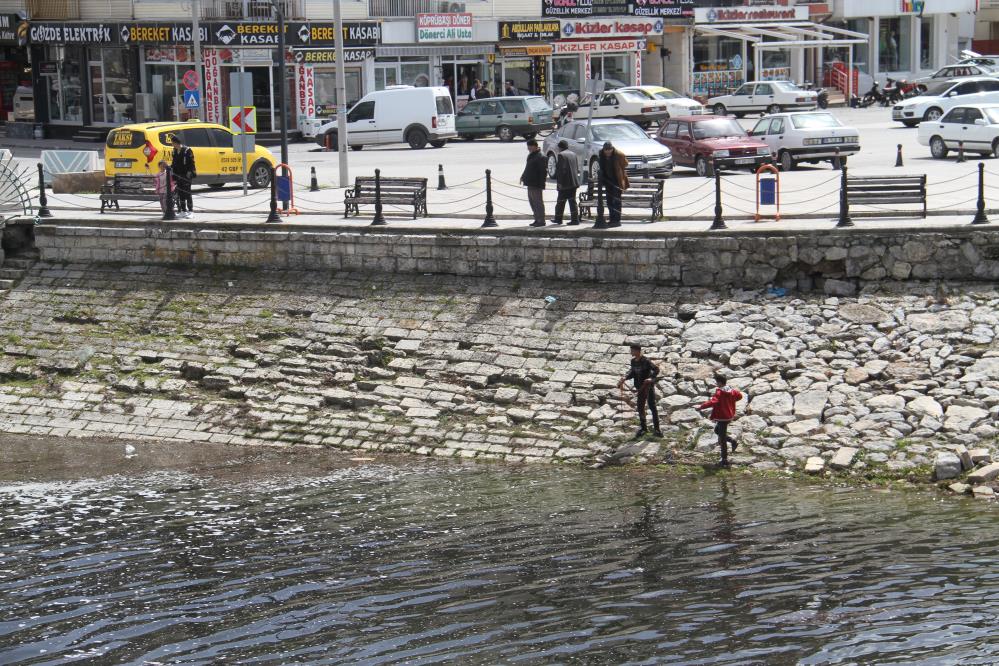 konya-beysehir-golundeki-bu-goruntuyu-goren-telefona-sariliyor-004.jpg