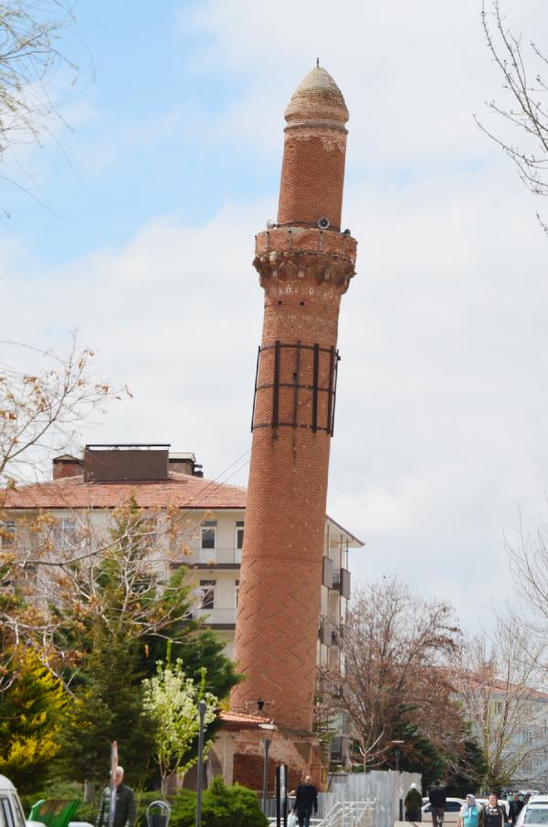 800-yillik-tarihi-caminin-egri-minaresi-depreme-dayanikli-cikti-001.jpg
