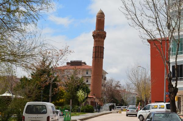 800-yillik-tarihi-caminin-egri-minaresi-depreme-dayanikli-cikti.jpg