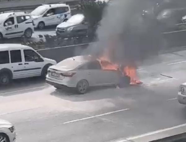 seyir-halindeki-otomobil-alev-alev-yandi.jpg