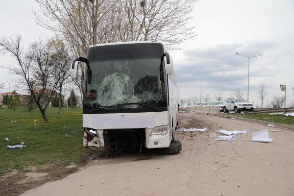 yolcu-otobusu-beton-blok-ve-bariyerlere-carpti-17-yarali.jpg