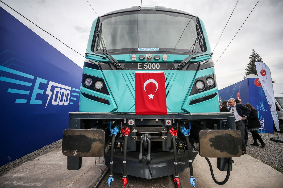 yerli-ve-milli-elektrikli-lokomotif-raylara-indiriliyor-001.jpg