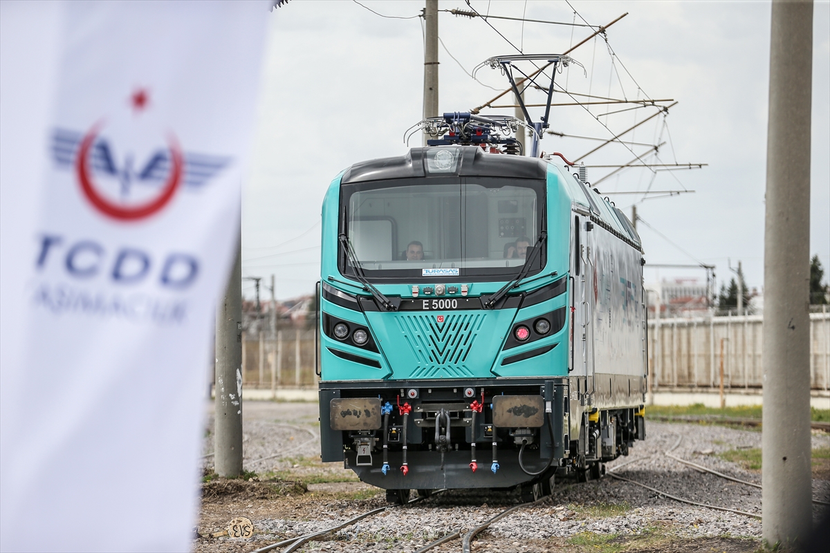yerli-ve-milli-elektrikli-lokomotif-raylara-indiriliyor-003.jpg