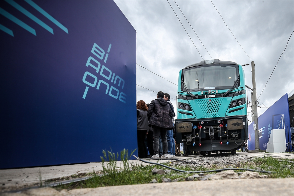 yerli-ve-milli-elektrikli-lokomotif-raylara-indiriliyor.jpg