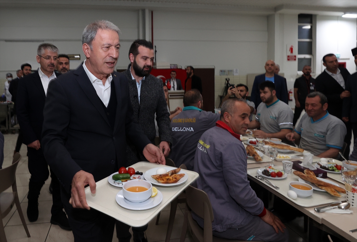 hulusi-akar-iscilerle-sahur-yapti-1.jpg
