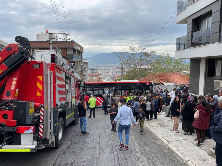 izmirde-belediye-otobusunun-duvara-carpmasi-sonucu-10-kisi-yaralandi-1.jpg