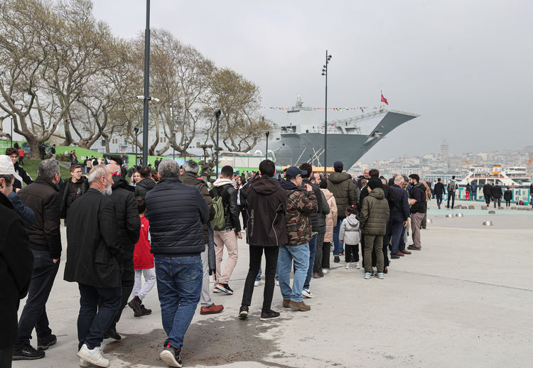 sarayburnu-limaninda-demirleyen-tcg-anadolu-gemisine-ziyaretci-akini-001.jpg