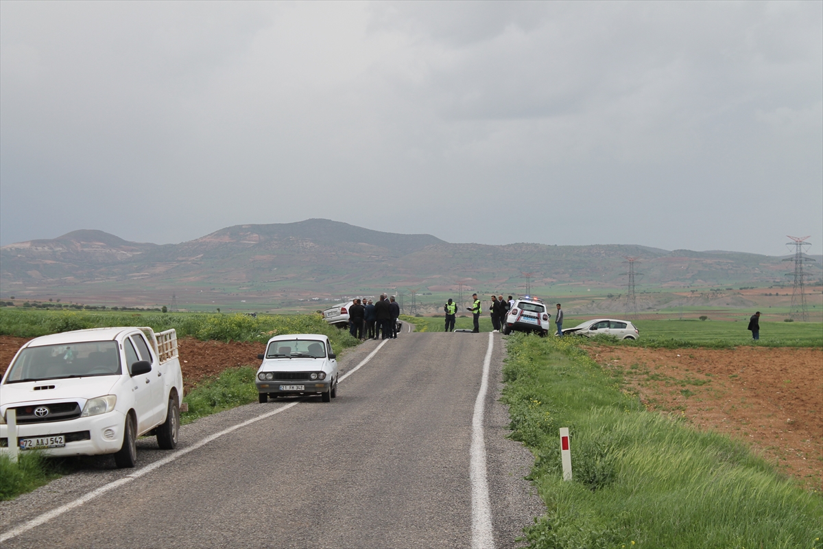 iki-otomobilin-carpistigi-kazada-1i-agir-6-kisi-yaralandi-001.jpg