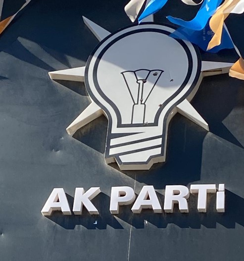 son-dakika-ak-parti-ilce-binasina-silahli-saldiri-001.jpg