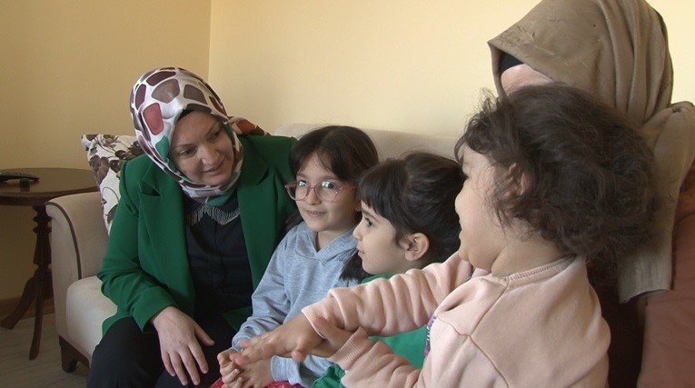 konyada-2-cocuk-annesi-muhtar-depremzede-cocuklar-ile-yakindan-ilgileniyor-003.jpg