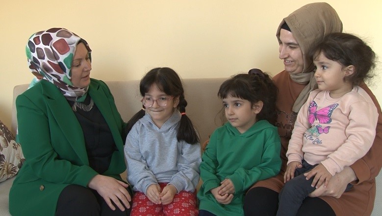 konyada-2-cocuk-annesi-muhtar-depremzede-cocuklar-ile-yakindan-ilgileniyor-004.jpg