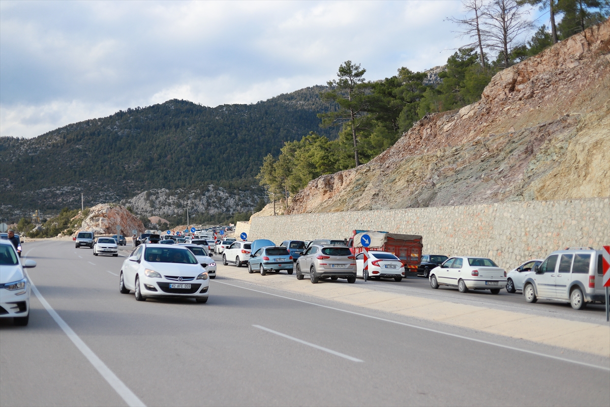 konyayi-diger-illere-baglayan-kara-yollarinda-bayram-yogunlugu-001.jpg